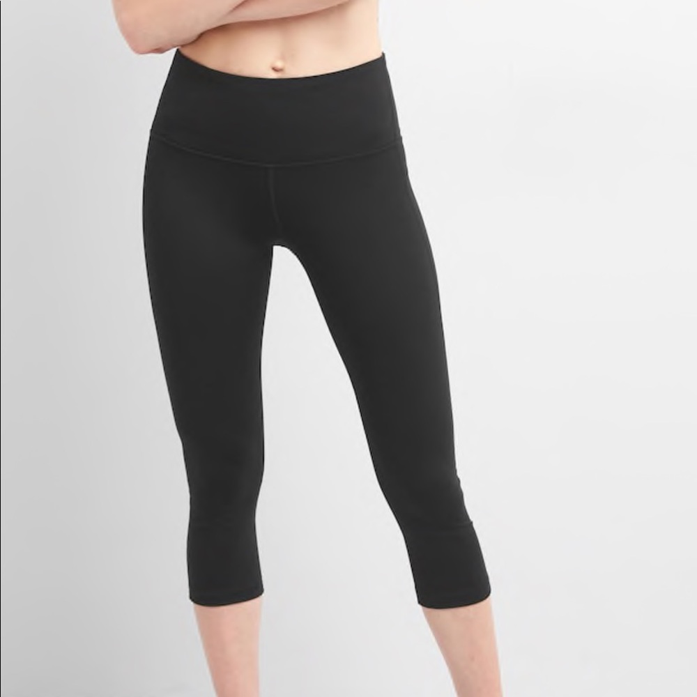 Gap GFast High Rise Blackout Crop Capris large